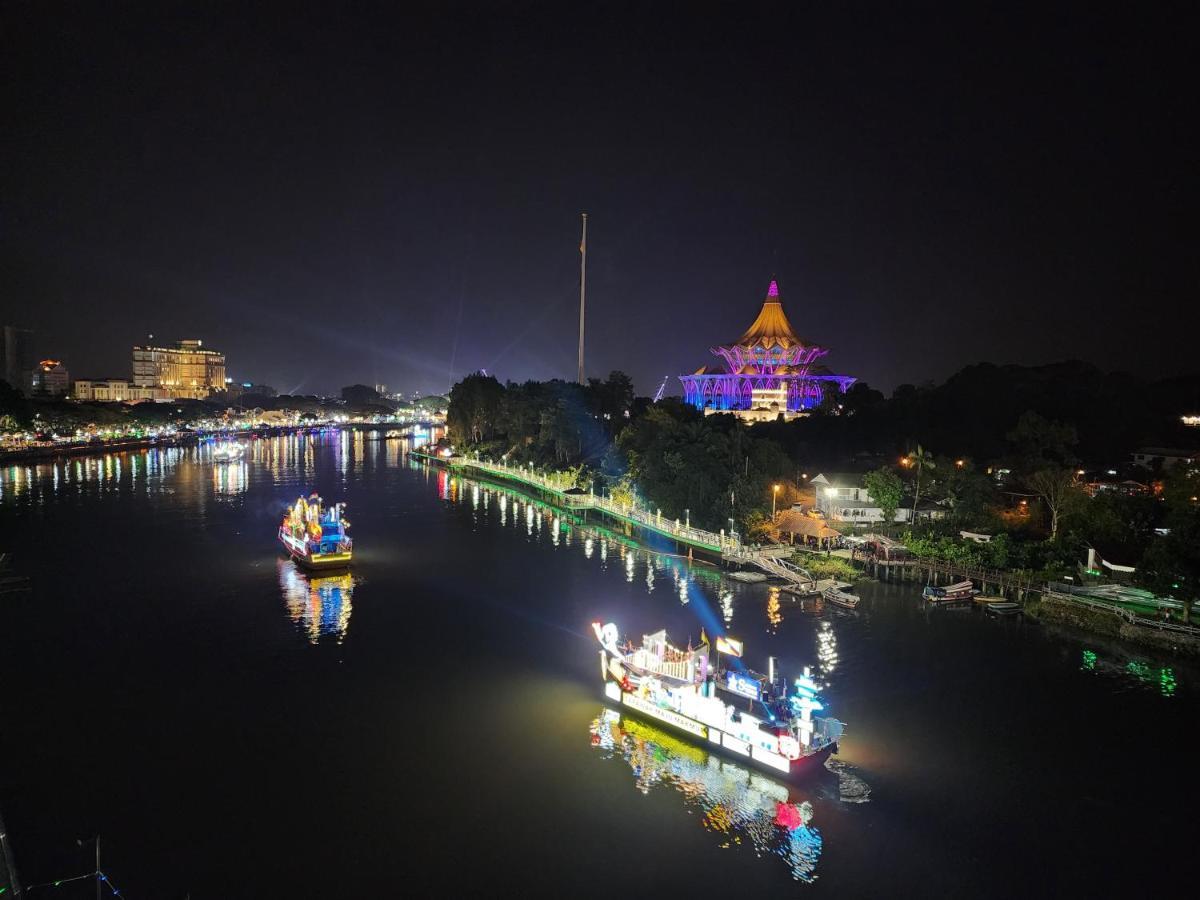 Riverbank Suites Kuching Waterfront Exterior photo