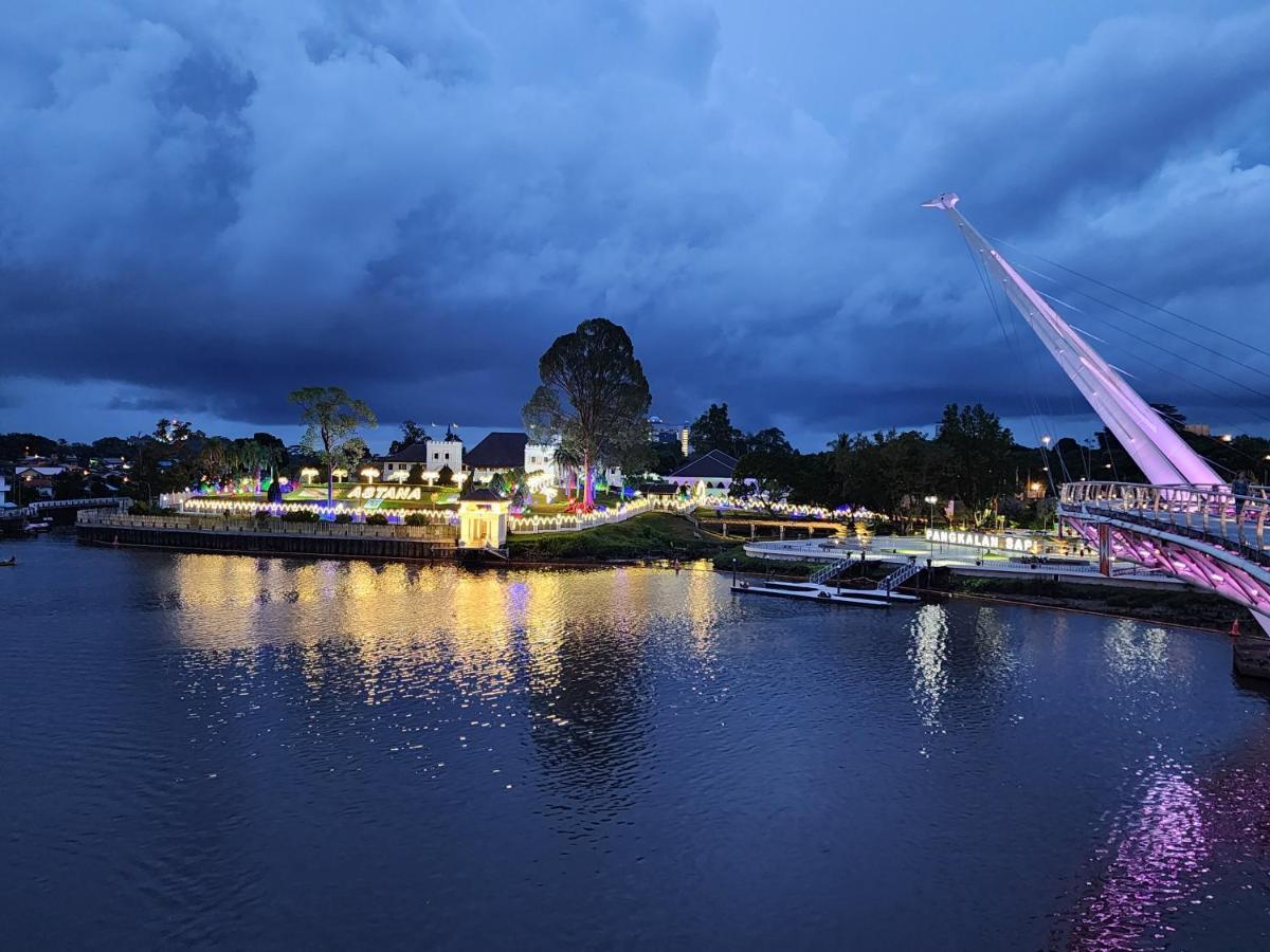 Riverbank Suites Kuching Waterfront Exterior photo