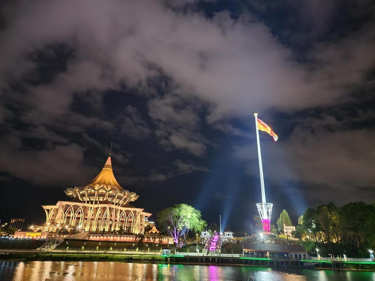 Riverbank Suites Kuching Waterfront Exterior photo