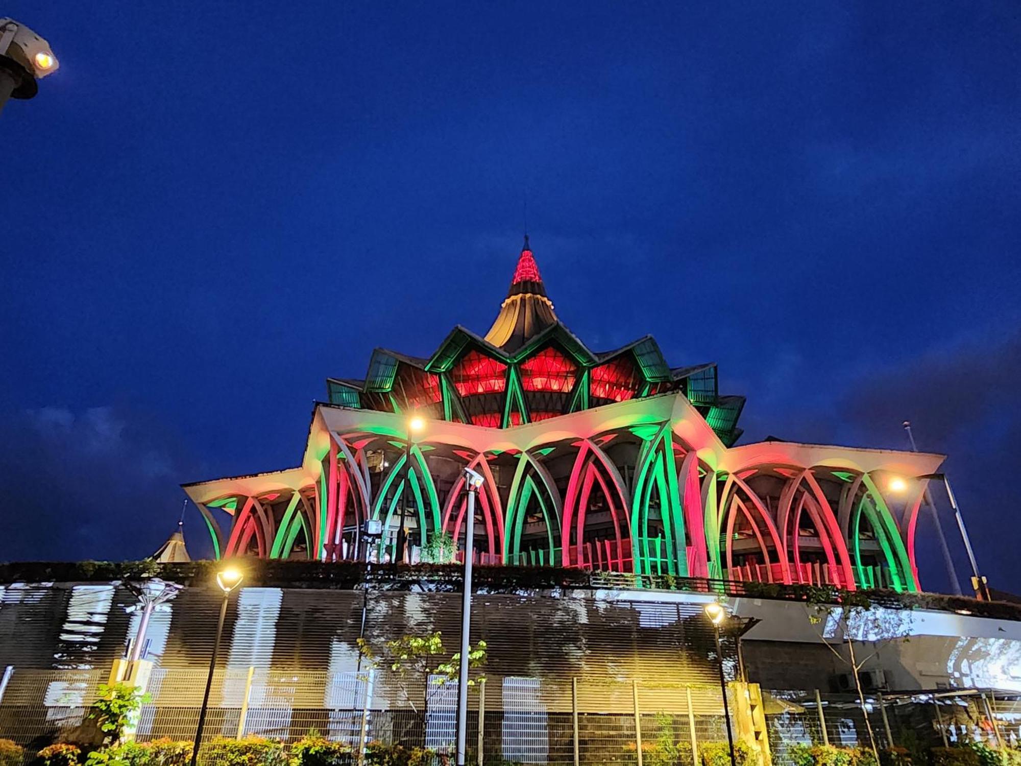 Riverbank Suites Kuching Waterfront Exterior photo